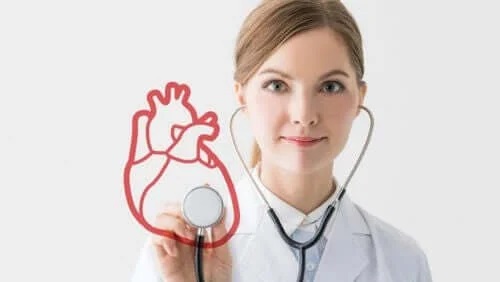 Medic cu un stetoscop în mână