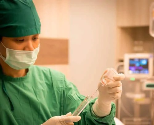 Medic ce profită de utilizări ale hidromorfonei