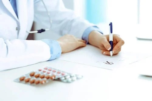 Medic discutând despre utilizările medicamentului etoricoxib