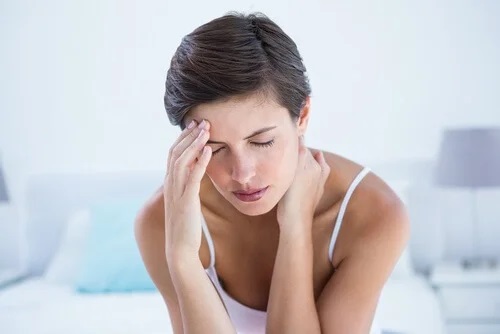 Pacientă care experimentează simptome periculoase la femei