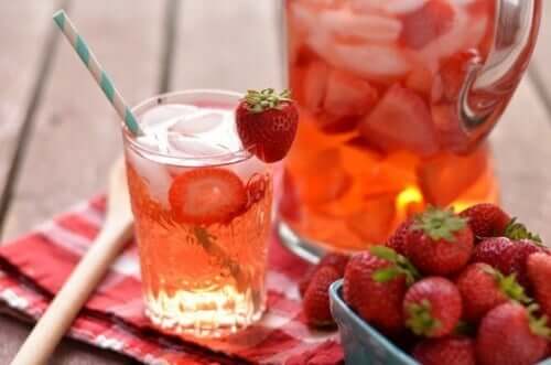 Pahar cu suc de căpșuni