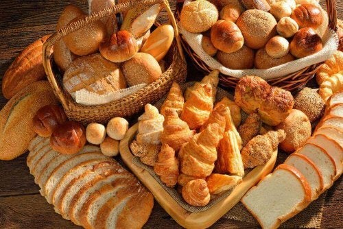 Pâine albă și diverse produse de patiserie