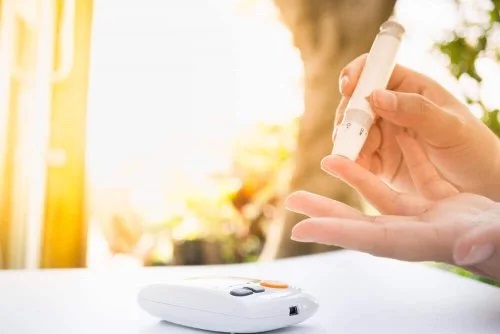 Persoană care își măsoară glicemia