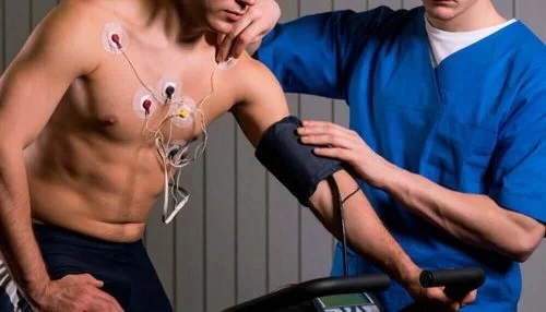 Medic care lucrează la reabilitarea cardiacă a pacientului