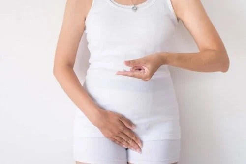 Tânără care experimentează secrețiile vaginale maronii