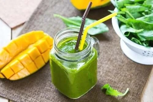 Smoothie cu spanac și mango