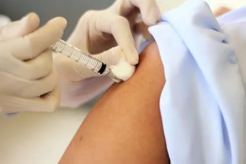 Asistent care explică ce sunt vaccinurile antialergice