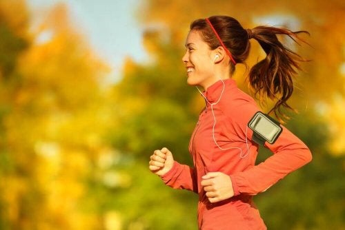 Alergătoare descoperind informații despre exercițiile fizice și ciclul menstrual