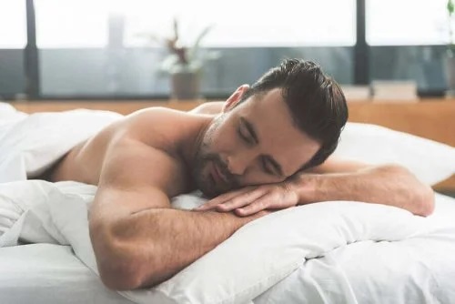 Bărbat care știe că activitățile zilnice influențează somnul