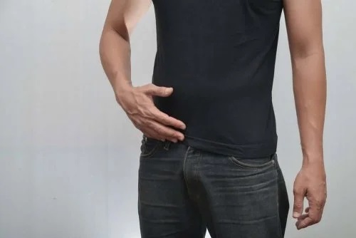 Bărbat care are o durere în zona inghinală