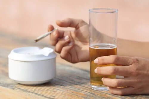 Bărbat care frumează și bea bere