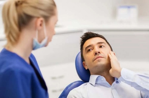 Bărbat la stomatolog cu durere de dinți