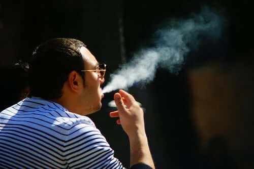 Bărbat căruia nu-i pasă că tutunul afectează pielea