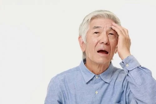 Bătrân care experimentează uitarea și pierderile de memorie