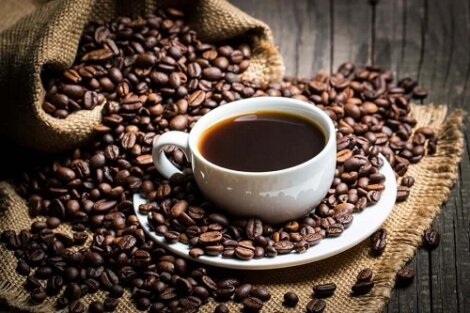 Cata cafea duce la slabire: 4 cesti de cafea cu cofeina pe zi