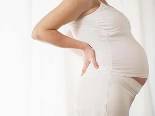 Tănără care poartă centura elastică de susținere pentru gravide