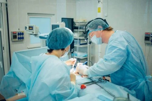 Chirurg care demonstrează ce este vasectomia