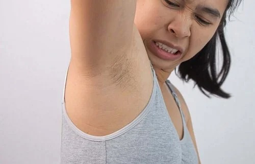 Femeie care are dermatita neglecta