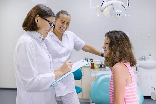 Echipa medicală vorbind cu o fată din Generația Egalitate