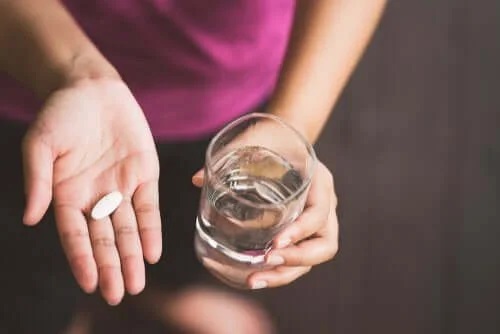 Femeie care cunoaște efectele paracetamolului asupra personalității