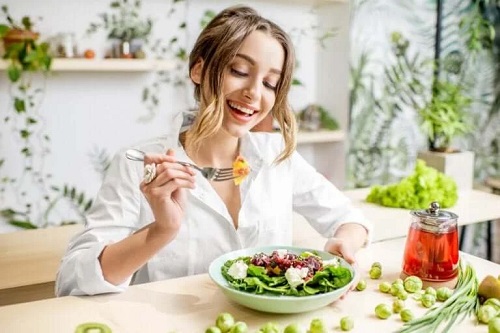 Fată care simte efectul placebo al alimentelor