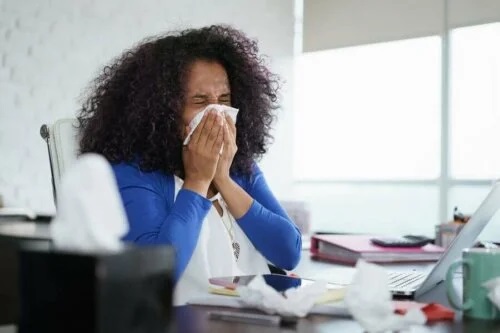 Fată care a aflat că gripa se răspândește iarna