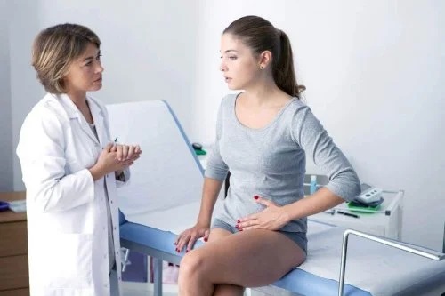 Fată care s-a prezentat la medic