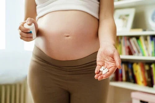 Femeie care nu știe dacă să ia antibioticele în timpul sarcinii