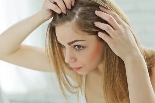 Femeie care vrea să știe de ce apare albirea părului