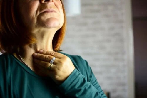Femeie care suferă de laringită