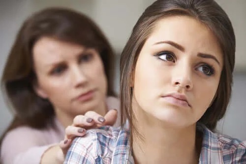 Femeie care se confruntă cu minciunile adolescenților