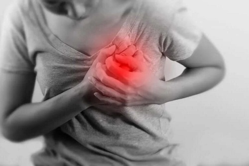 Femeie care suferă de sindromul inimii de vacanță
