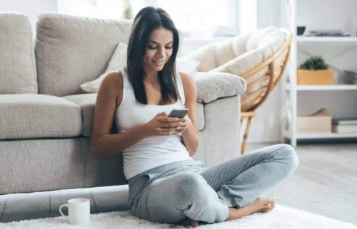 Fameie care tastează pe telefon