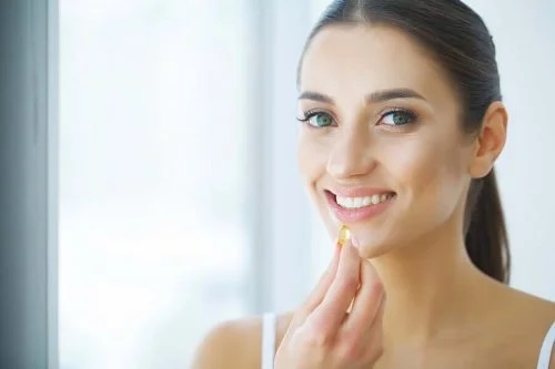 Femeie care profită de utilizarea suplimentelor cu probiotice