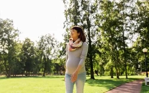 Gravidă la plimbare în parc