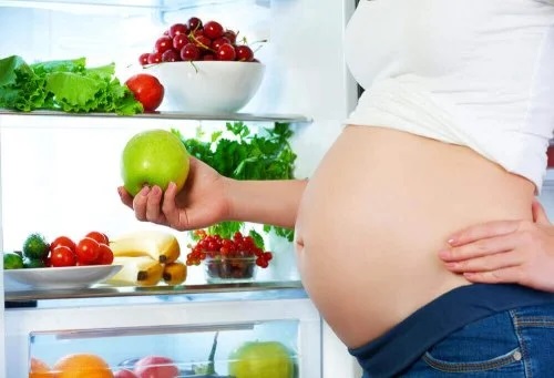 Tânără care știe importanța dietei în sarcină