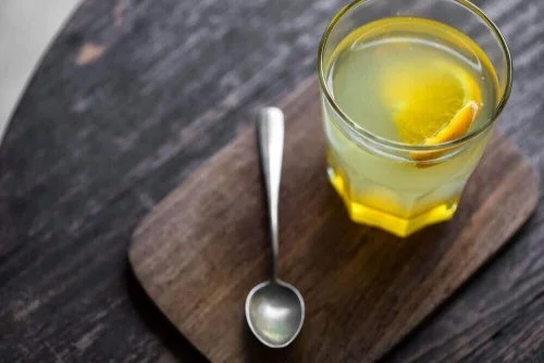 Pahar cu infuzie de citrice