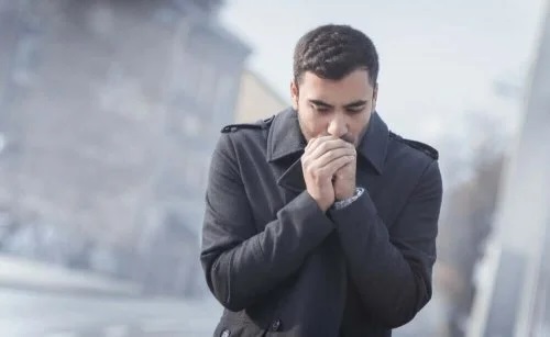 Bărbat căruia i-au înghețat mâinile