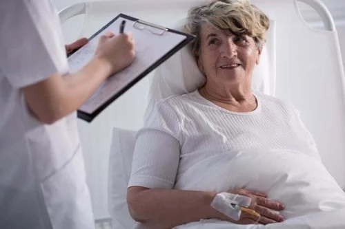 Pacientă care beneficiază de îngrijirea paliativă