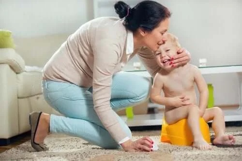 Mamă care știe cum să trateze vezica hiperactivă la copii