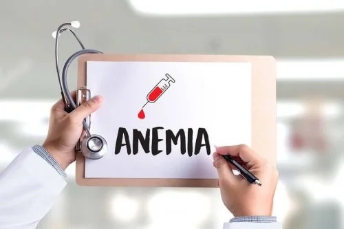 Medic care desenează cuvântul anemie pe o planșă
