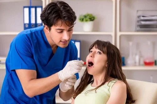 Medic care analizează glandele submaxilare