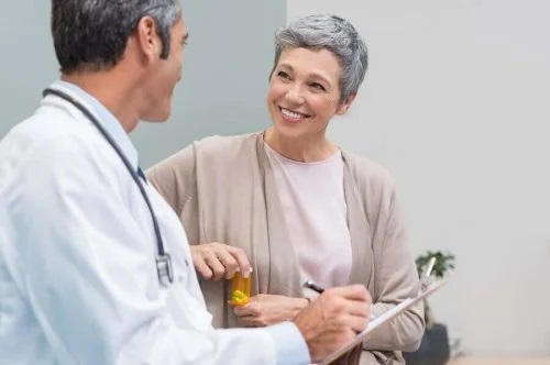 Medic dând sfaturi despre hormonul estrogen