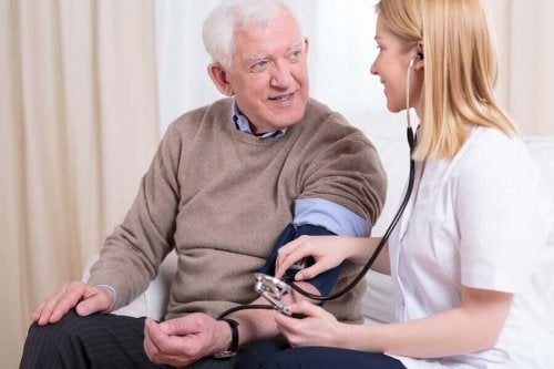 Medic discutând cu un pacient despre consumul excesiv de sare