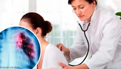 Medic care consultă o pacientă