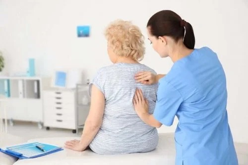 Medic care se îngijește de sănătatea bătrânilor