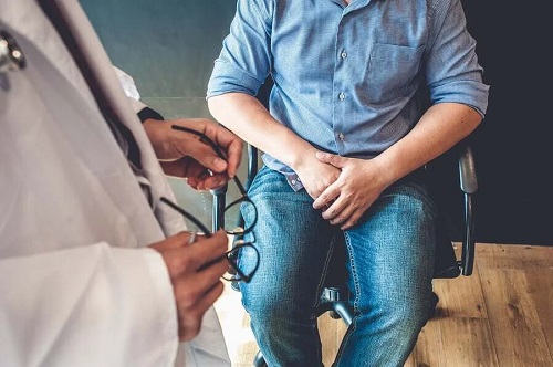 Medic care analizează simptomele cistitei la bărbați