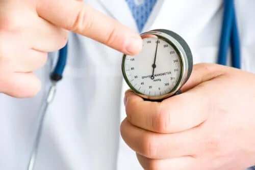 Medic care măsoară tensiunea arterială