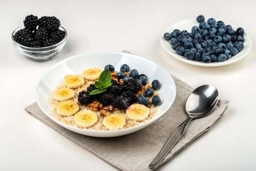 Smoothie bowl cu afine la mcul dejun