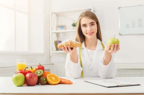 Nutriționist oferind sfaturi pentru reducerea consumului de zahăr